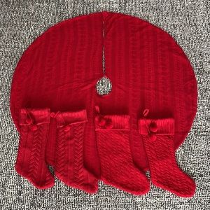 Red stockings (4) and red tree skirt (1).